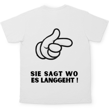 Sie sagt wo es langgeht - Rückendruck || Premium Shirt unisex