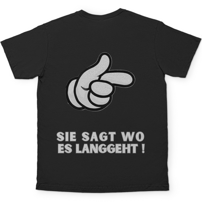 Sie sagt wo es langgeht - Rückendruck || Premium Shirt unisex