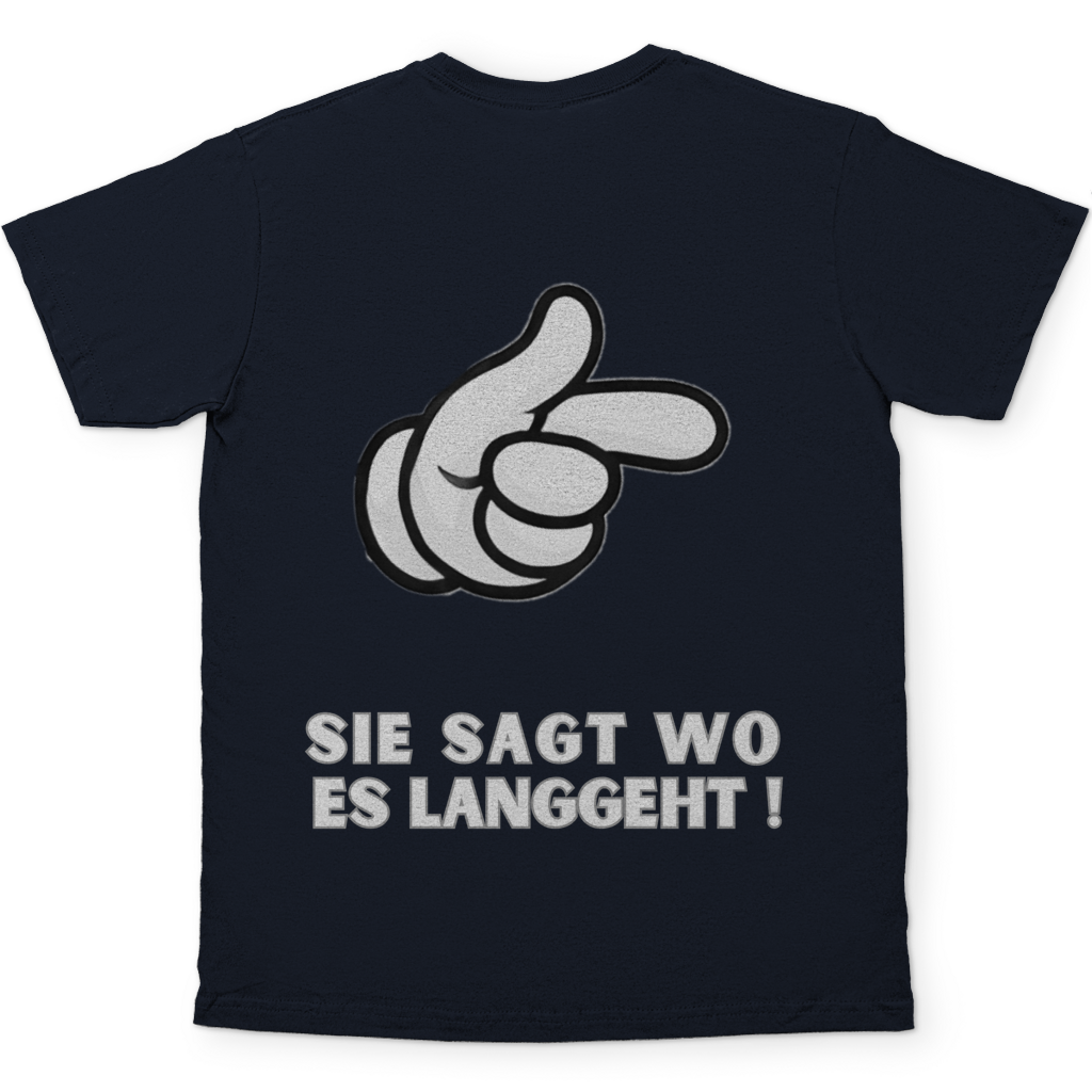 Sie sagt wo es langgeht - Rückendruck || Premium Shirt unisex