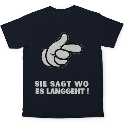 Sie sagt wo es langgeht - Rückendruck || Premium Shirt unisex