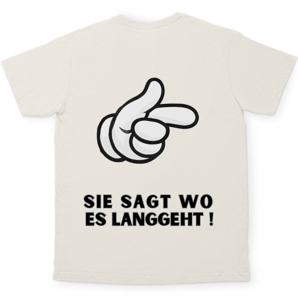 Sie sagt wo es langgeht - Rückendruck || Premium Shirt unisex