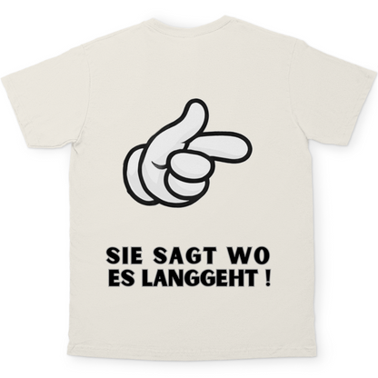 Sie sagt wo es langgeht - Rückendruck || Premium Shirt unisex